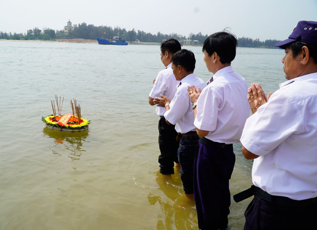 Kết bè hoa, nguyện cầu cho đồng đội