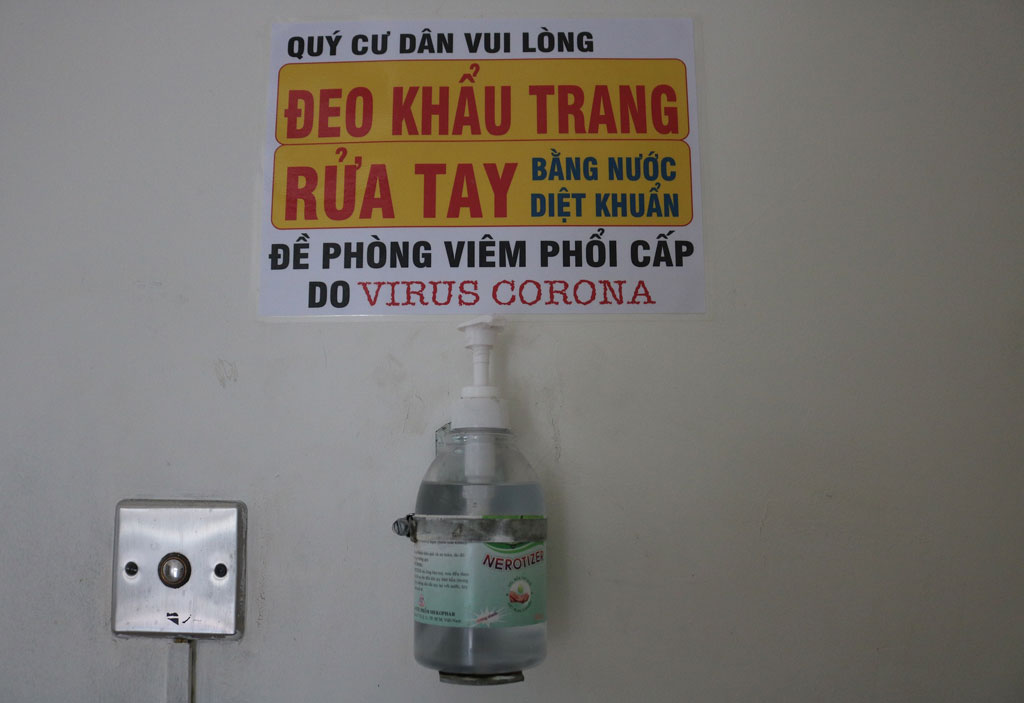 Chung cư tại Sài Gòn in biển chỉ dẫn bằng dấu chân trong thang máy để chống dịch Covid-196
