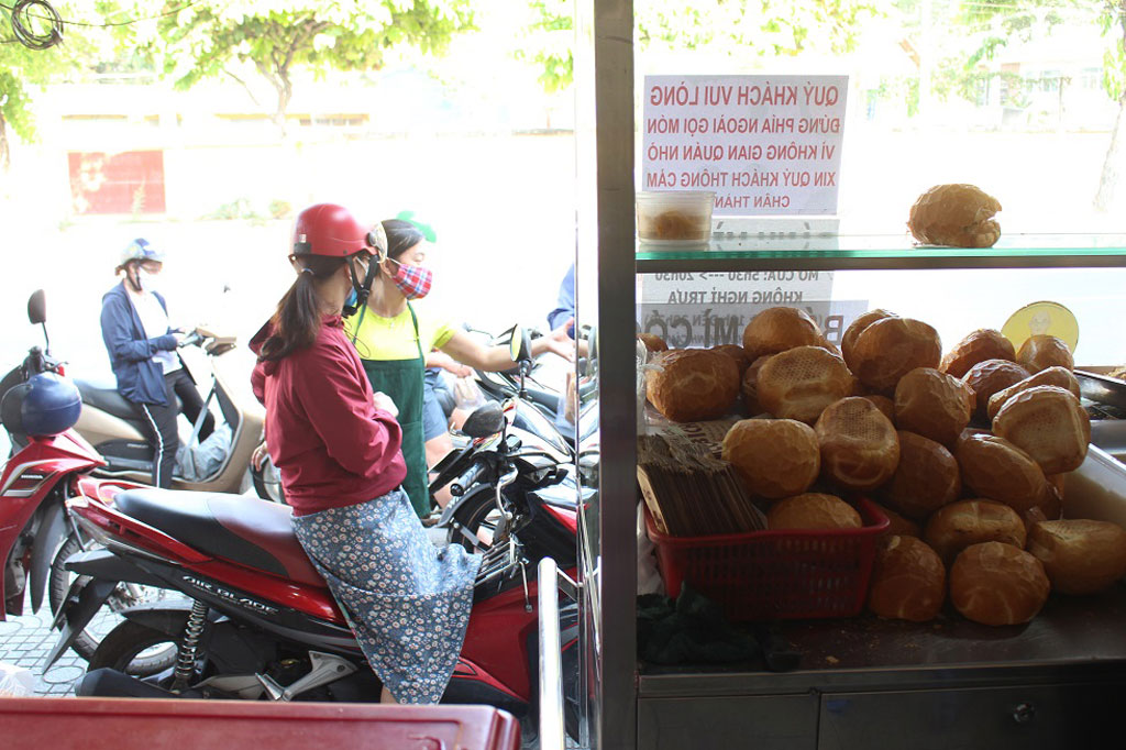 Bánh mì Cóc Cô Bích hơn 25 năm độc lạ nhất Sài Gòn11
