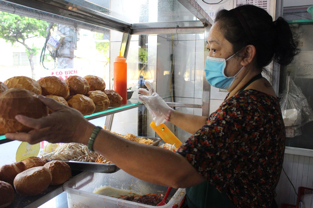 Bánh mì Cóc Cô Bích hơn 25 năm độc lạ nhất Sài Gòn12