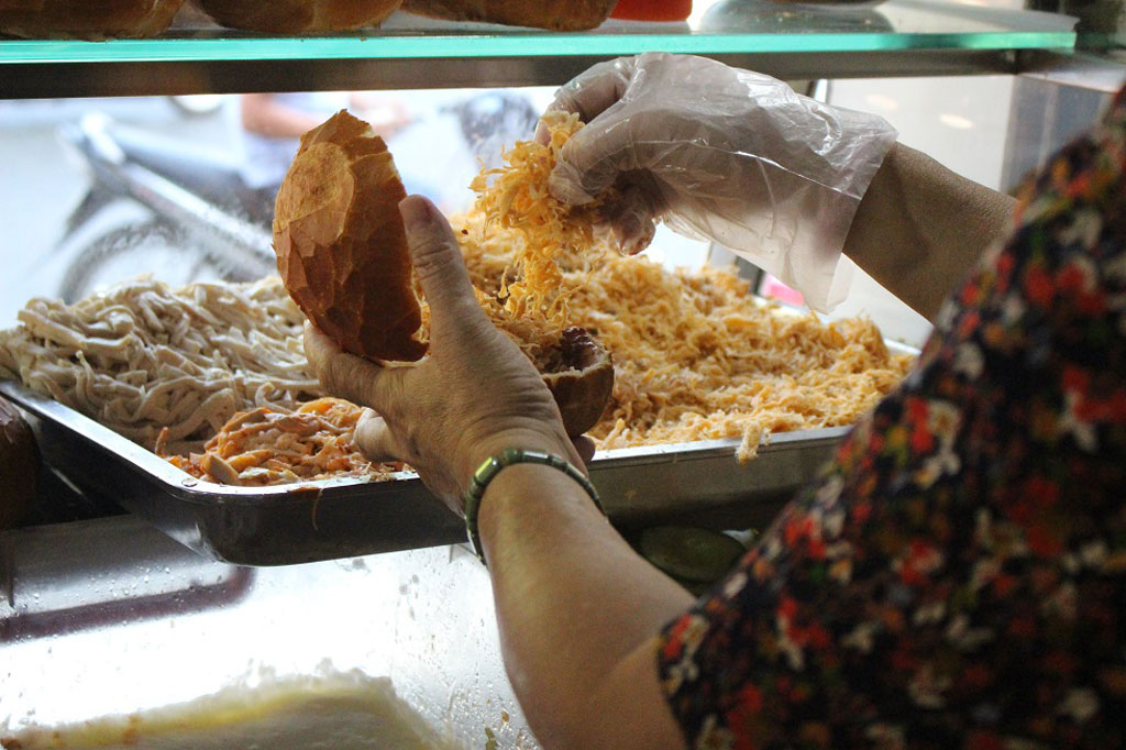Bánh mì Cóc Cô Bích hơn 25 năm độc lạ nhất Sài Gòn16