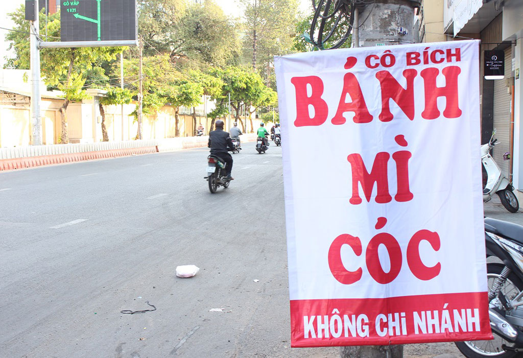 Bánh mì Cóc Cô Bích hơn 25 năm độc lạ nhất Sài Gòn1