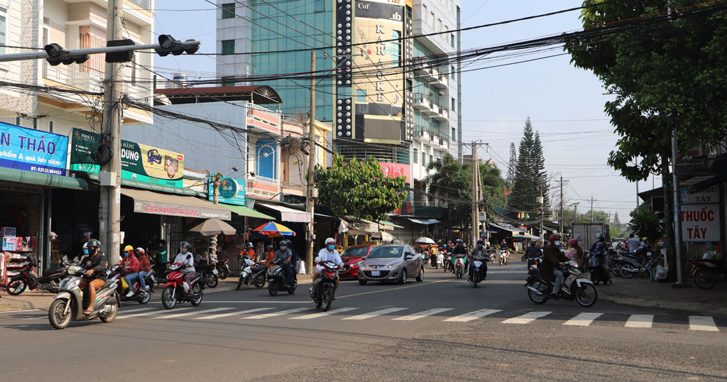 Ngày đầu cách ly toàn xã hội đường phố Bảo Lộc vẫn đông đúc3