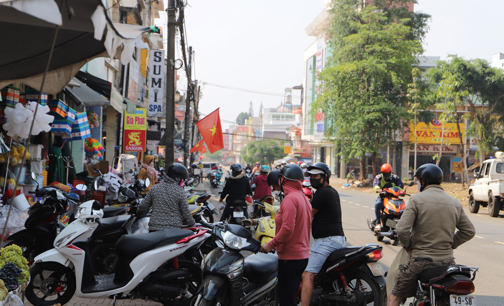 Ngày đầu cách ly toàn xã hội đường phố Bảo Lộc vẫn đông đúc4