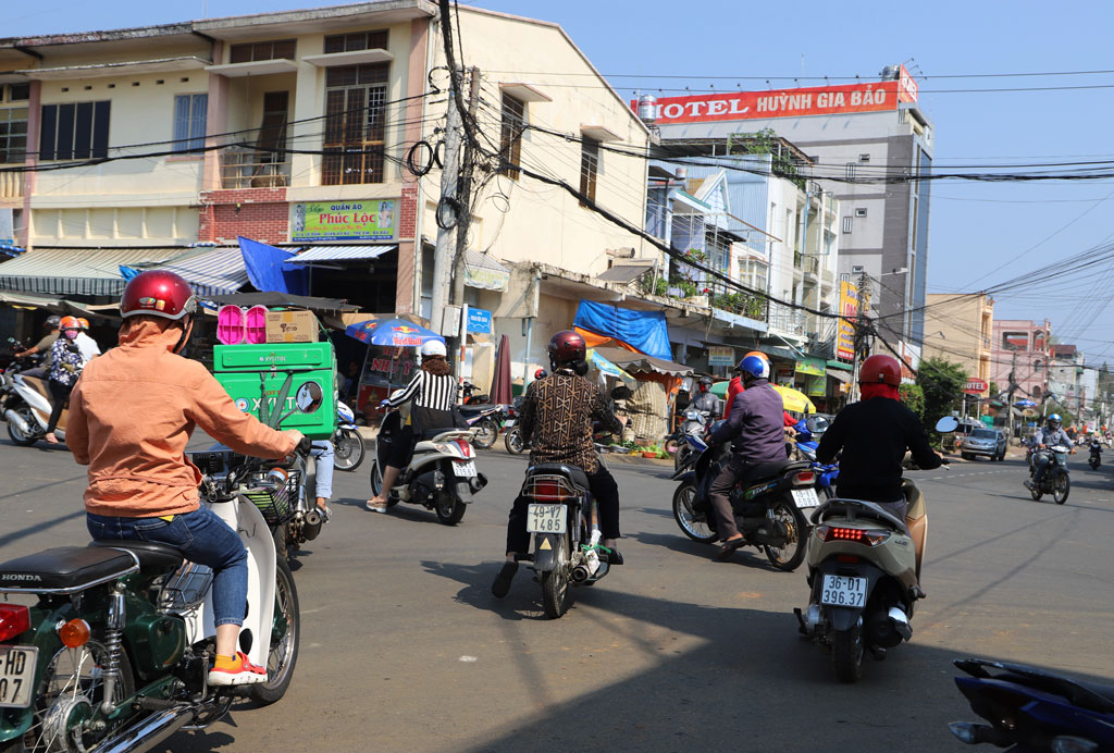 Ngày đầu cách ly toàn xã hội đường phố Bảo Lộc vẫn đông đúc5