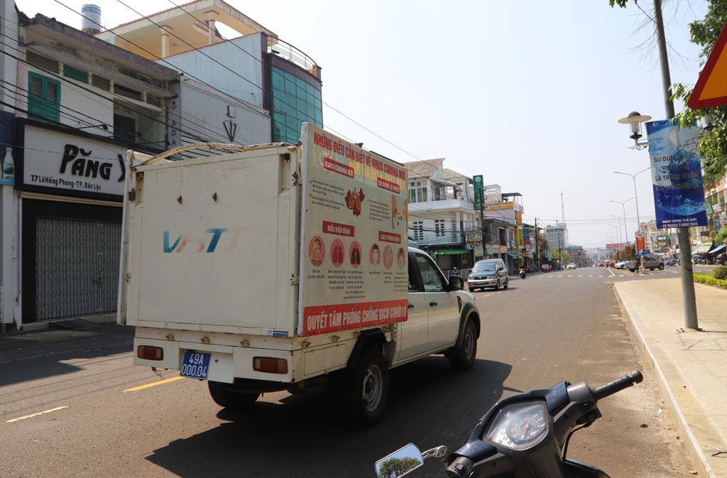 Ngày đầu cách ly toàn xã hội đường phố Bảo Lộc vẫn đông đúc6