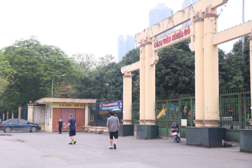 Công viên tại Hà Nội đóng cửa để “cách ly toàn xã hội”2