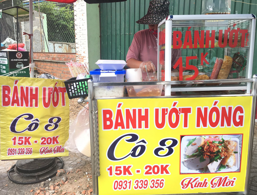 Quán hàng ăn sáng bán mang đi, người Sài Gòn không quên ghé mua một phần