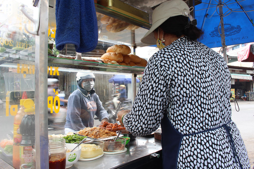 Quán hàng ăn sáng bán mang đi, người Sài Gòn không quên ghé mua một phần6