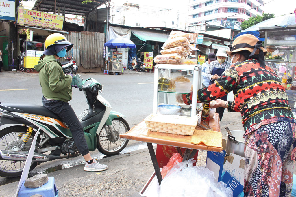 Quán hàng ăn sáng bán mang đi, người Sài Gòn không quên ghé mua một phần8