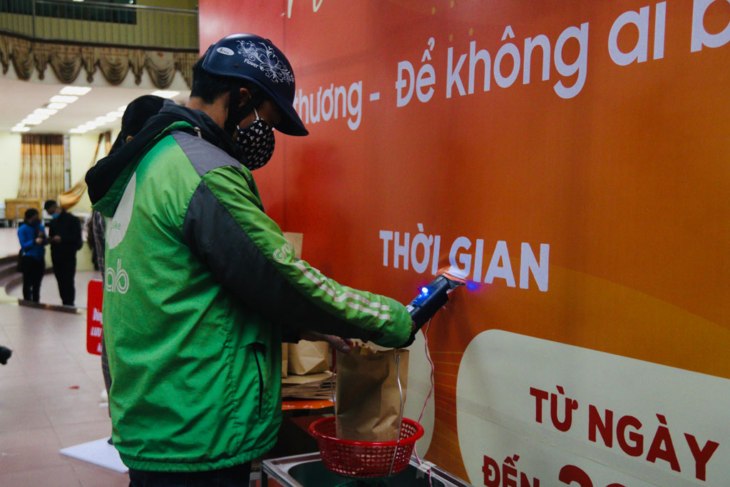 Ông chủ “ATM gạo” đầu tiên tại Hà Nội mở thêm điểm phát gạo miễn phí7