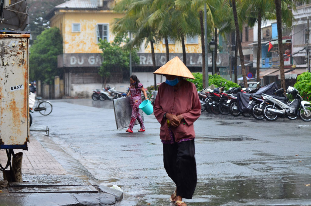 Dân Cần Thơ đón cơn mưa “vàng” giải nhiệt trong những ngày cuối cách ly xã hội10