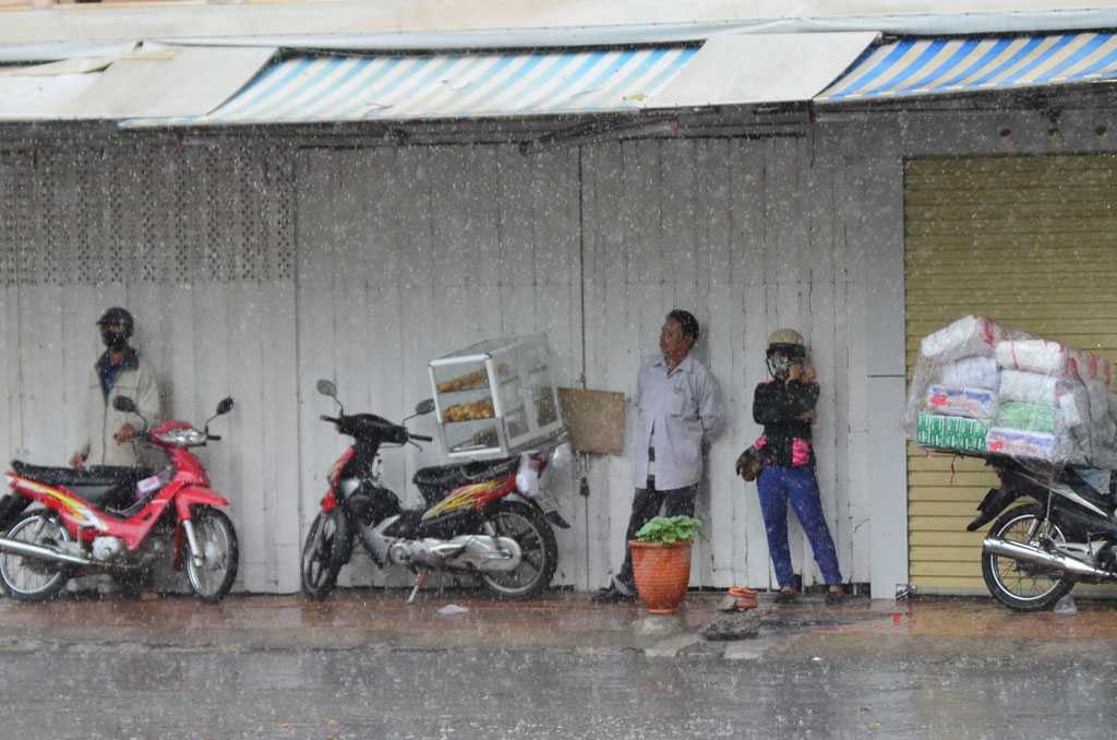 Dân Cần Thơ đón cơn mưa “vàng” giải nhiệt trong những ngày cuối cách ly xã hội11