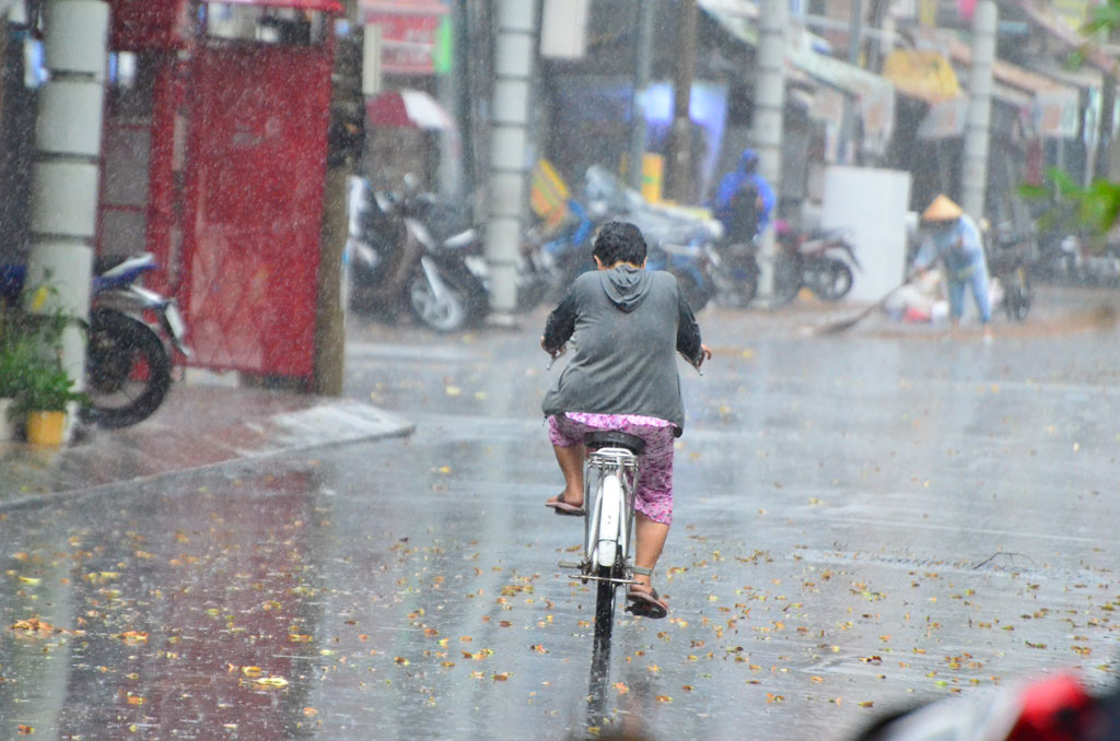 Dân Cần Thơ đón cơn mưa “vàng” giải nhiệt trong những ngày cuối cách ly xã hội5