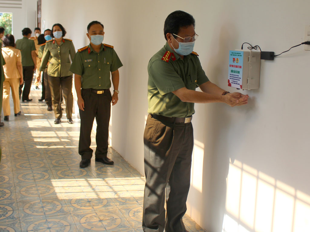Bàn giao máy sát khuẩn tự động cho các phòng ban Công an tỉnh Khánh Hòa1