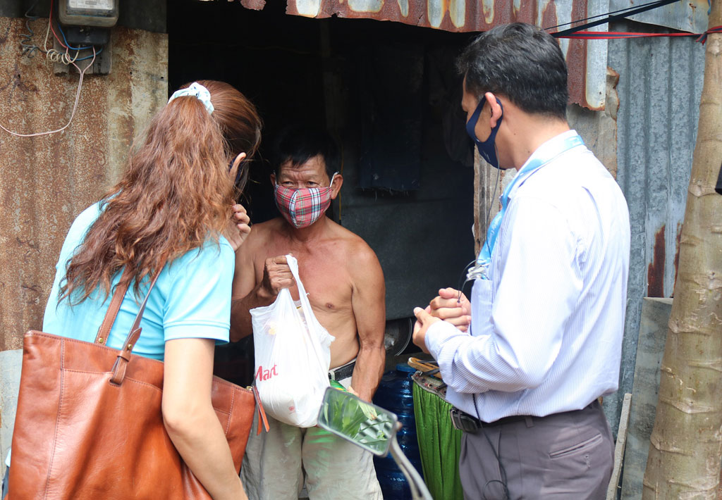  Xóm nghèo ở TP.HCM: Phấn khởi nhận quà, ấm lòng bữa ăn mùa dịch10