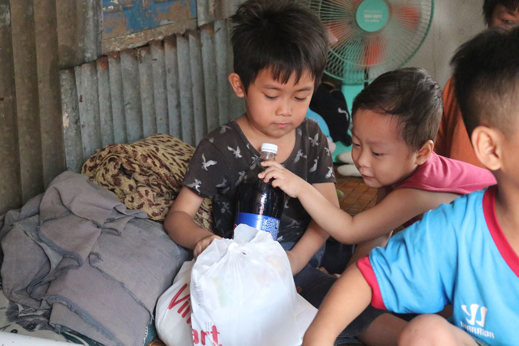  Xóm nghèo ở TP.HCM: Phấn khởi nhận quà, ấm lòng bữa ăn mùa dịch6