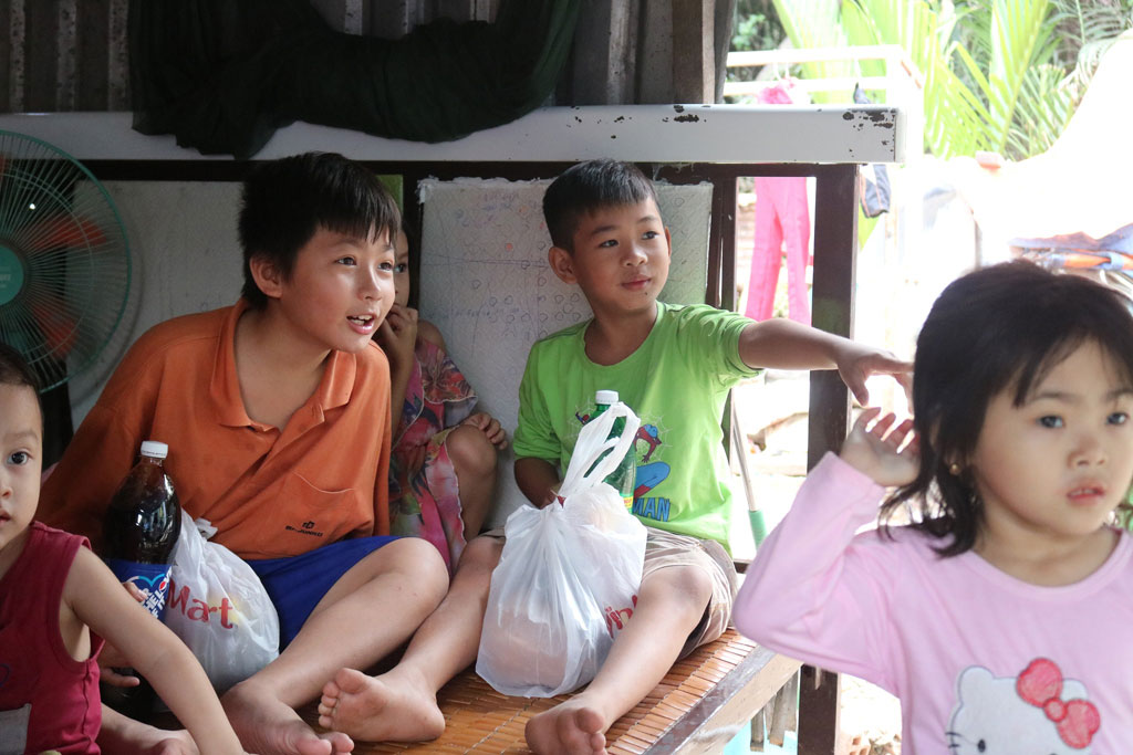  Xóm nghèo ở TP.HCM: Phấn khởi nhận quà, ấm lòng bữa ăn mùa dịch7