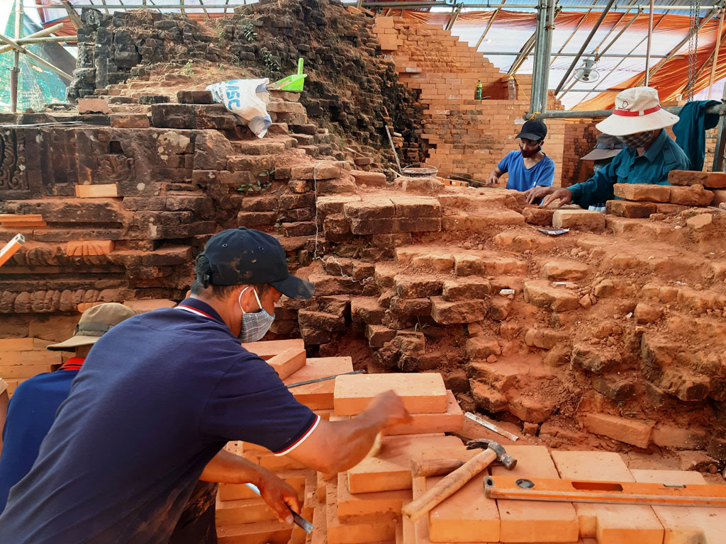 'Chuyên gia trùng tu' chân đất2