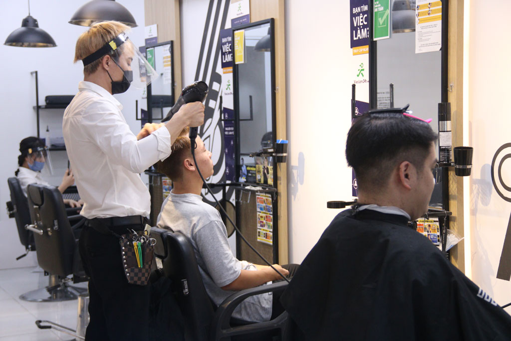 3 tuần “nhịn” cắt tóc, người Hà Nội đi làm đẹp sau ngày cách ly xã hội 10