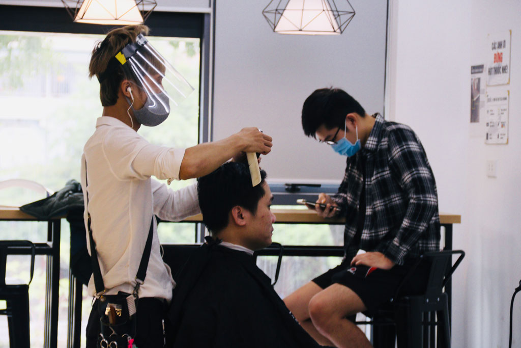 3 tuần “nhịn” cắt tóc, người Hà Nội đi làm đẹp sau ngày cách ly xã hội 2