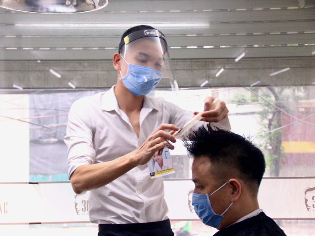 3 tuần “nhịn” cắt tóc, người Hà Nội đi làm đẹp sau ngày cách ly xã hội 3