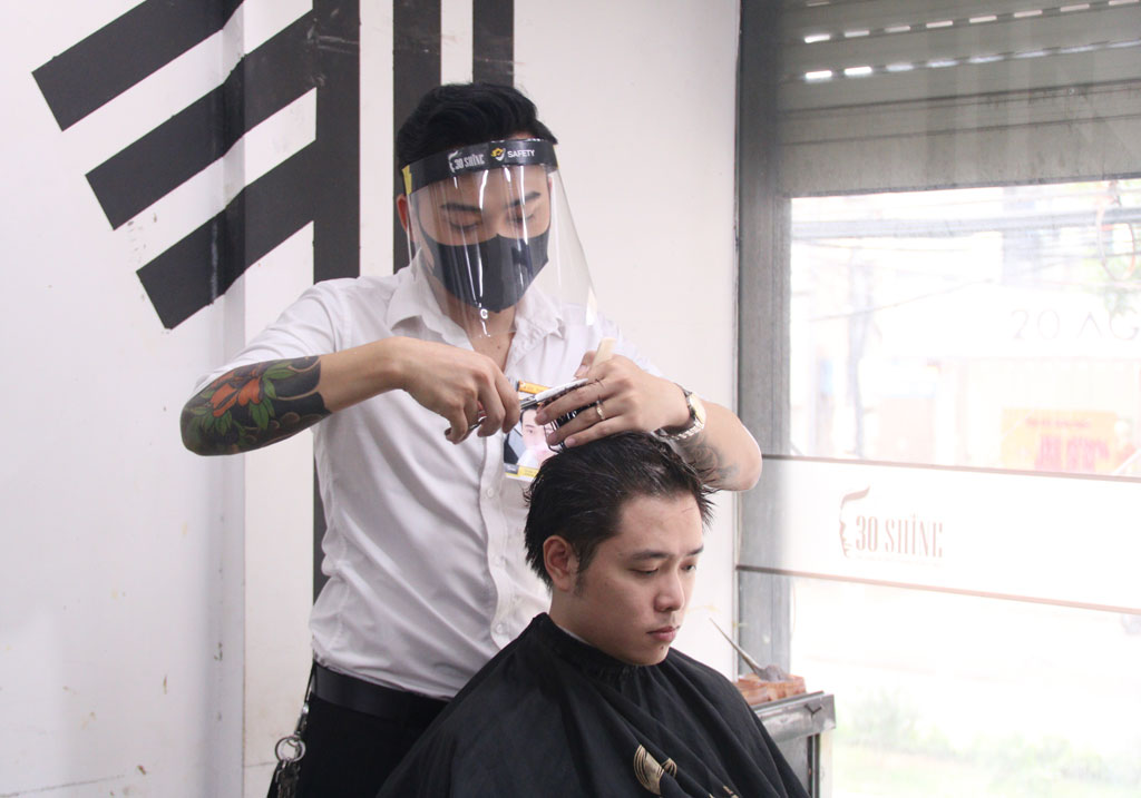 3 tuần “nhịn” cắt tóc, người Hà Nội đi làm đẹp sau ngày cách ly xã hội 4
