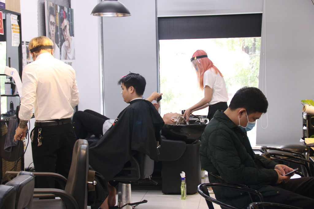 3 tuần “nhịn” cắt tóc, người Hà Nội đi làm đẹp sau ngày cách ly xã hội 9