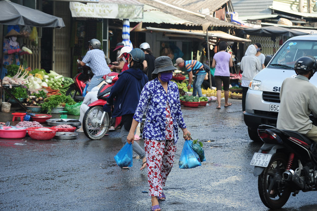 Các chợ truyền thống đông đúc, người dân trở lại công viên tập thể dục11