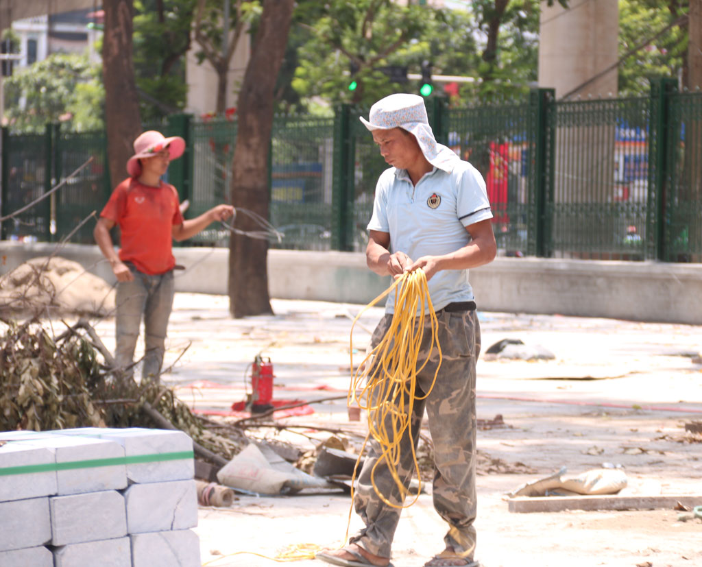 Người Hà Nội trùm kín mít, vất vả ra đường giữa nắng nóng 10