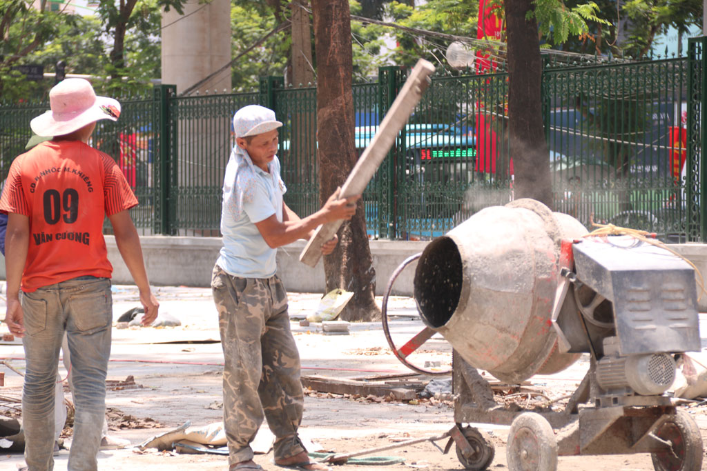 Người Hà Nội trùm kín mít, vất vả ra đường giữa nắng nóng 11