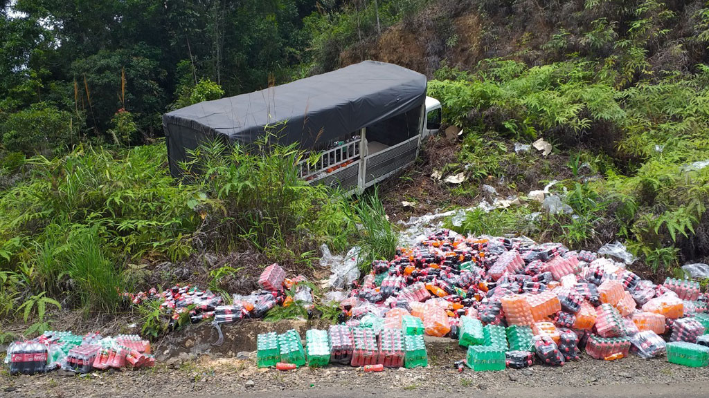 Người dân giúp tài xế xe tải gặp nạn thu gom hàng trăm thùng nước ngọt trên đèo B401