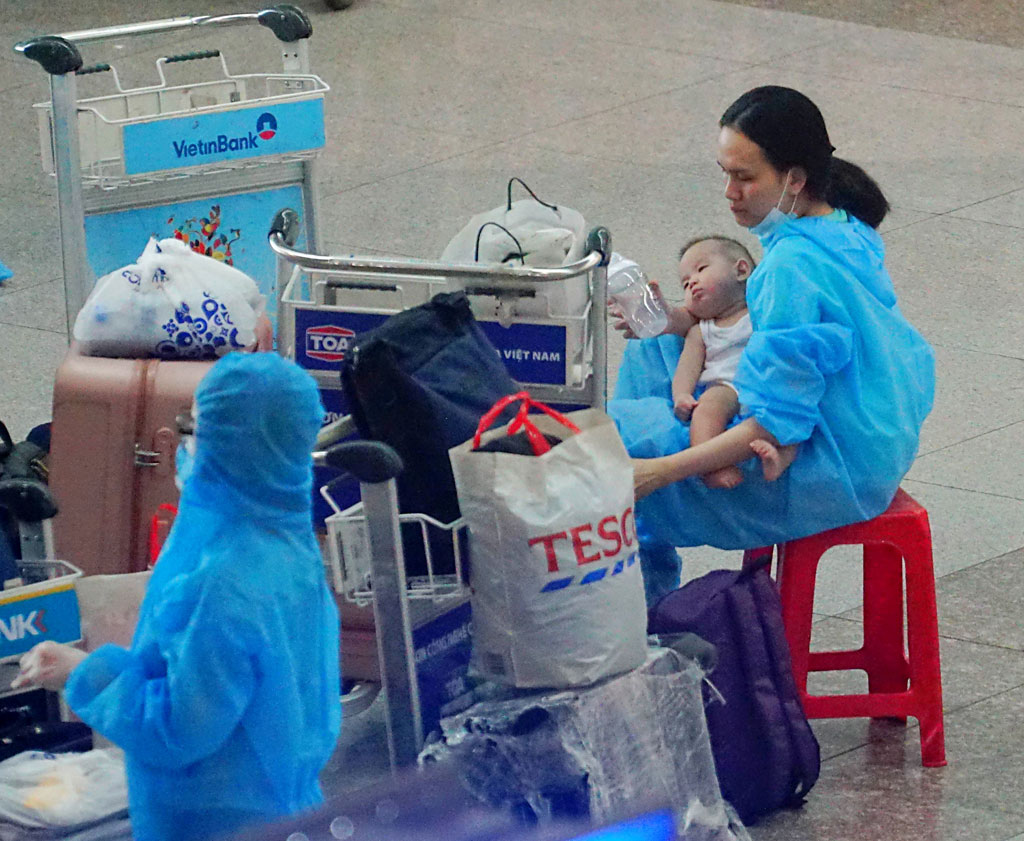 340 người Việt Nam tại Anh được đưa về sân bay Tân Sơn Nhất 6