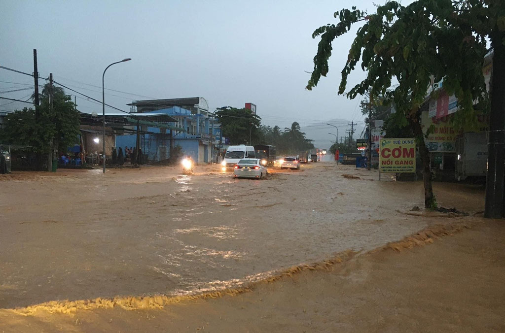 Mưa lớn kéo dài khiến Quốc lộ 20 đoạn qua huyện Đạ Huoai biến thành 'sông' 2