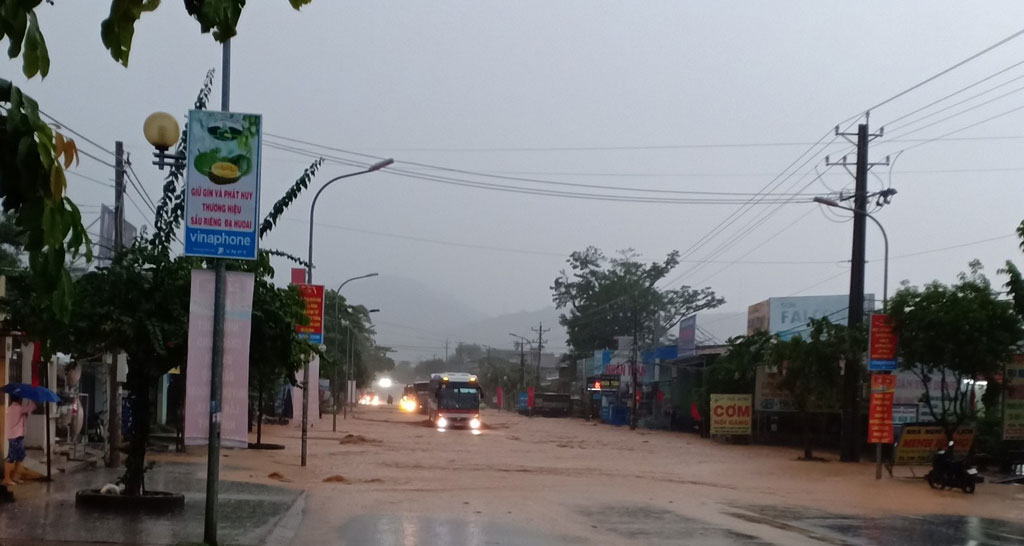 Mưa lớn kéo dài khiến Quốc lộ 20 đoạn qua huyện Đạ Huoai biến thành 'sông' 8