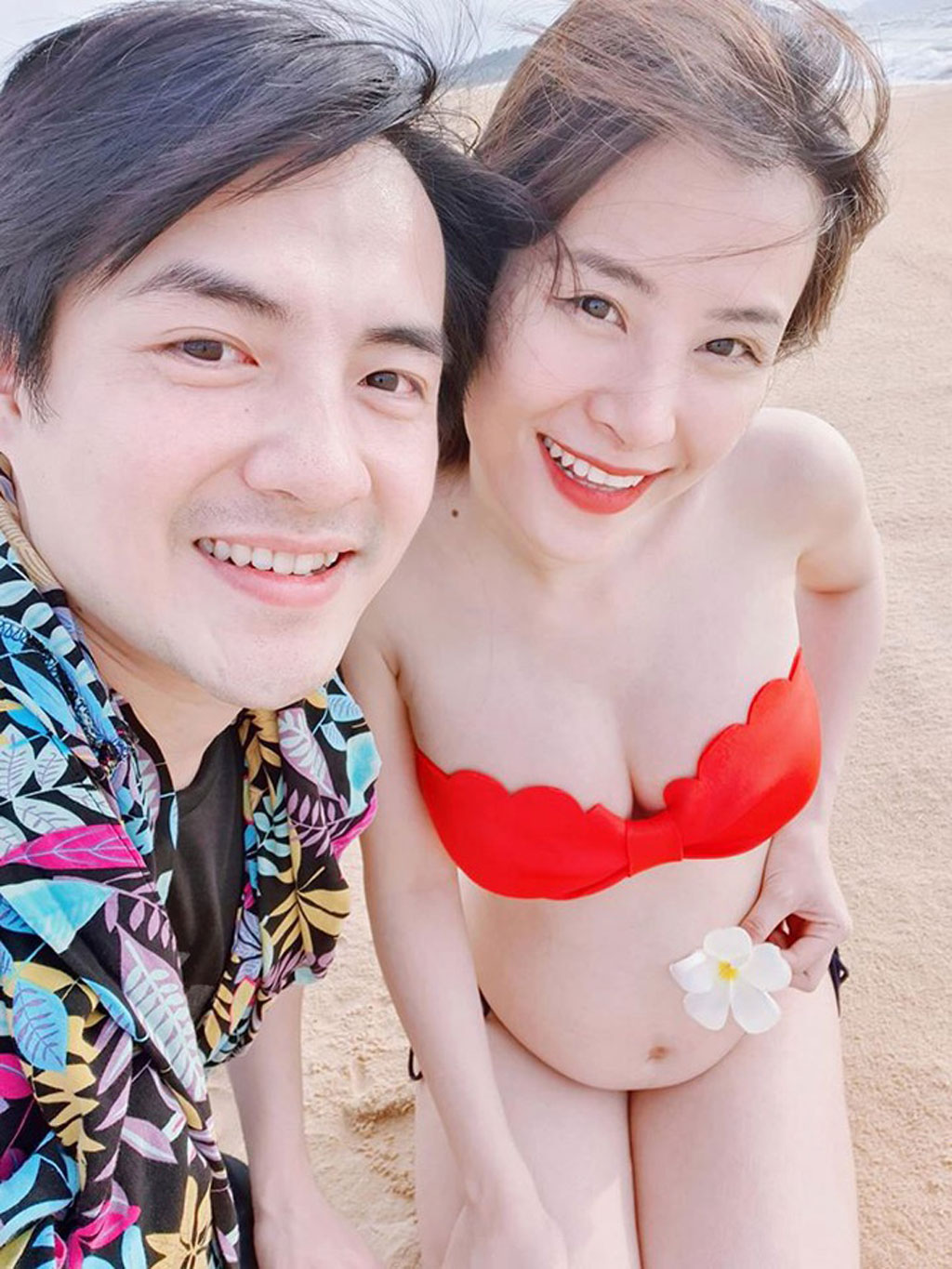 Đông Nhi tự tin mặc bikini khi mang bầu ở tháng thứ 51