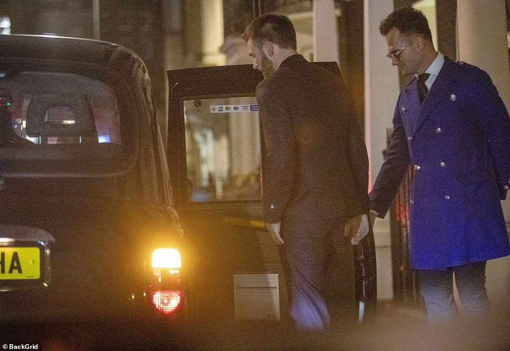 ‘Đội trưởng Mỹ’ Chris Evans bị bắt gặp về khách sạn cùng Lily James sau đêm tiệc tùng 2