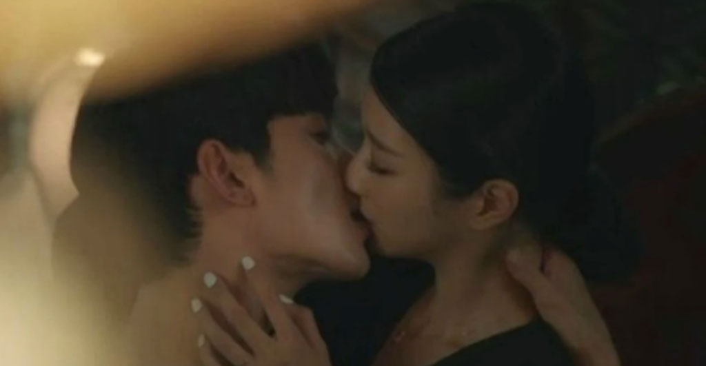 Cảnh hôn nóng bỏng của Seo Ye Ji và Kim Soo Hyun1