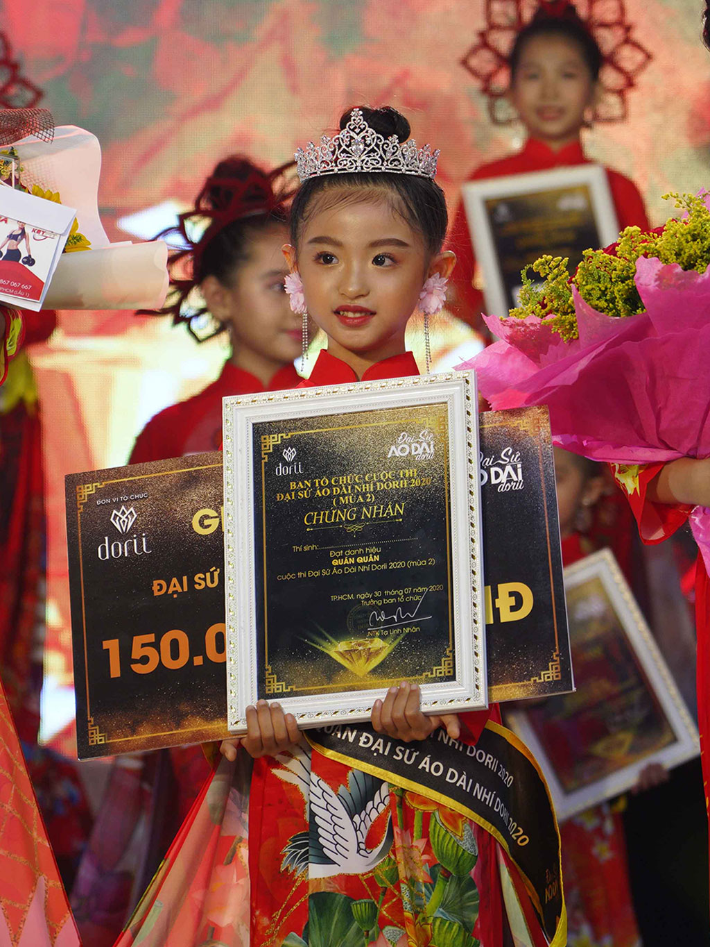 Cô bé 5 tuổi đoạt giải đại sứ áo dài, nhận 150 triệu đồng1
