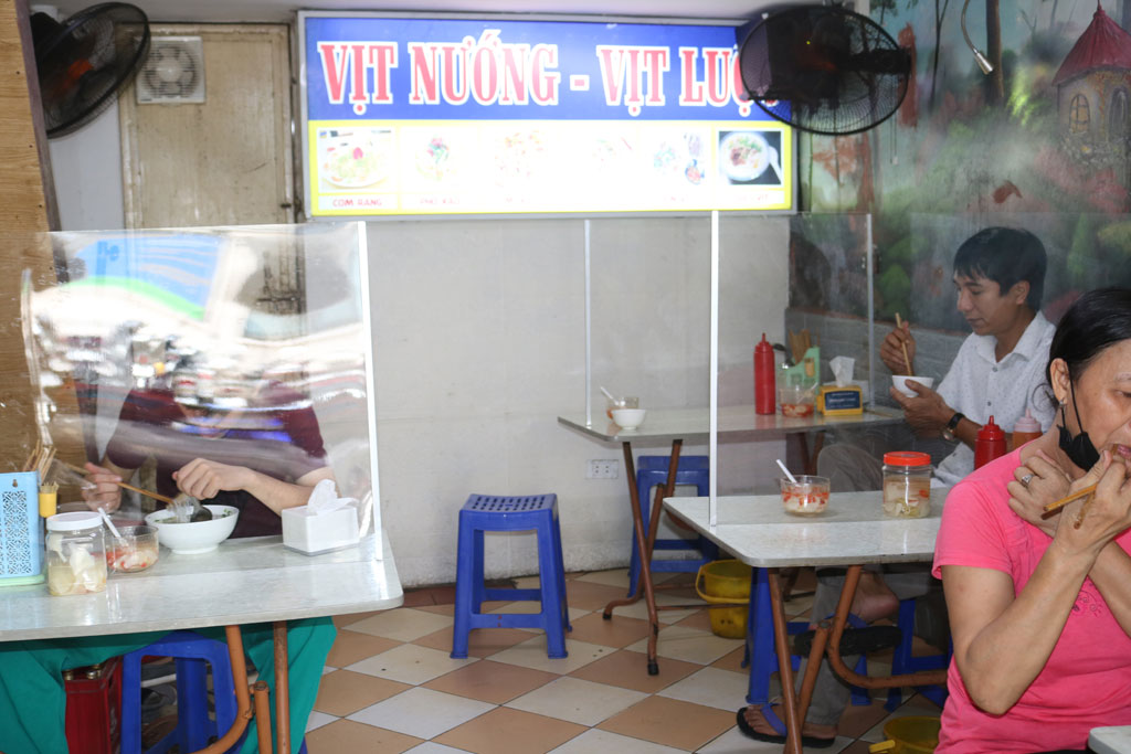 Nhiều hàng quán tại Hà Nội lắp vách ngăn phòng dịch để tiếp tục kinh doanh5