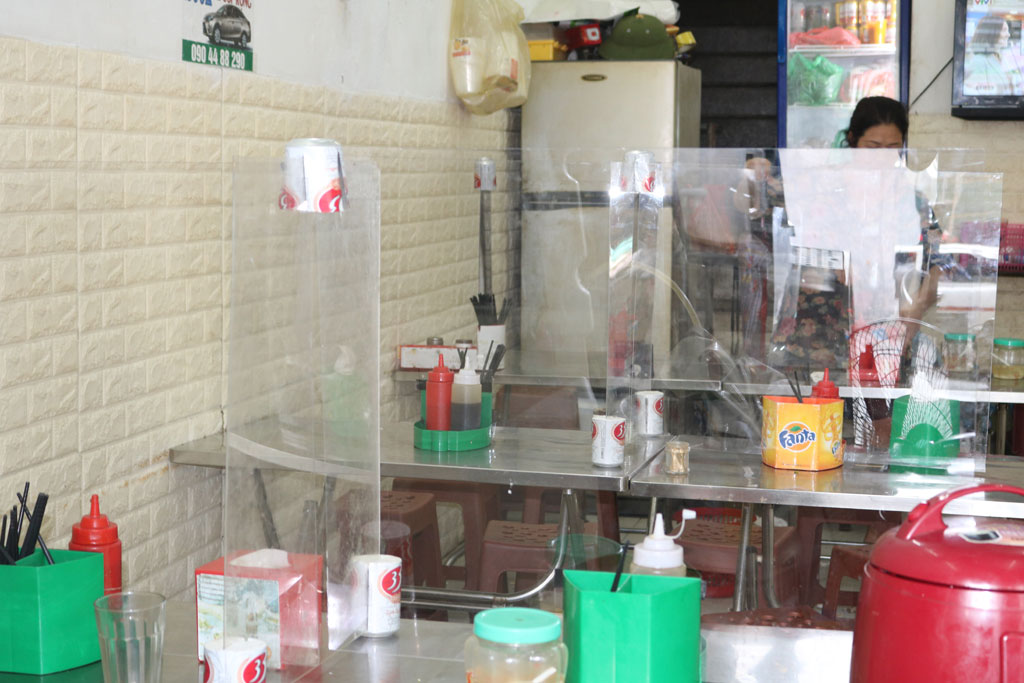 Nhiều hàng quán tại Hà Nội lắp vách ngăn phòng dịch để tiếp tục kinh doanh7