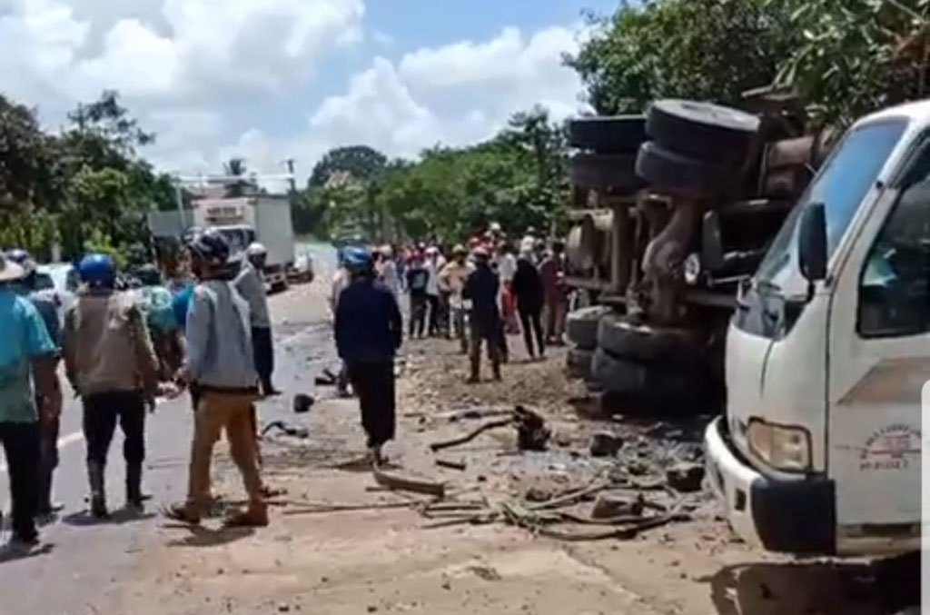 Xe tải chở phân mất lái tổng đổ sập hơn 30 m hàng rào nhà dân, người đàn ông bị đè chết3