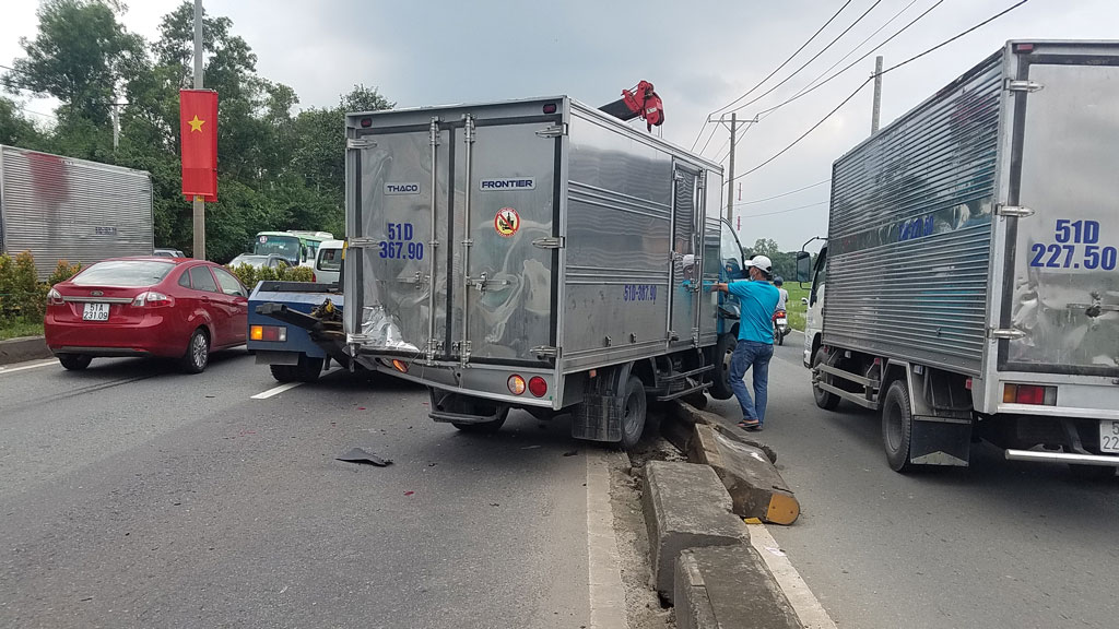 TP.HCM: Ô tô 16 chỗ tông xe tải dừng trên đường, hành khách nhập viện1