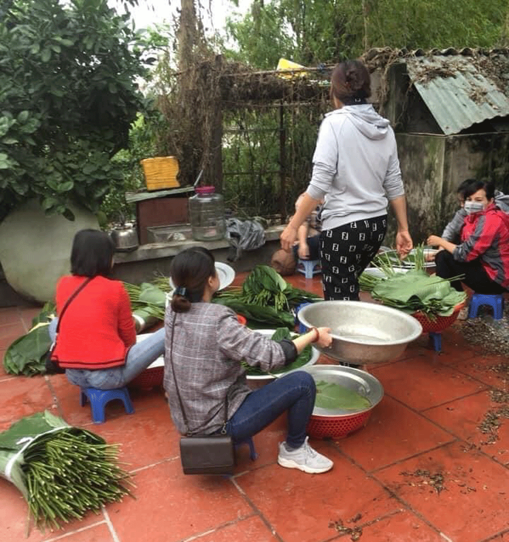 Người dân Hà Nội “trắng đêm” gói hàng nghìn chiếc bánh chưng ủng hộ người dân miền Trung vượt qua bão lũ 2