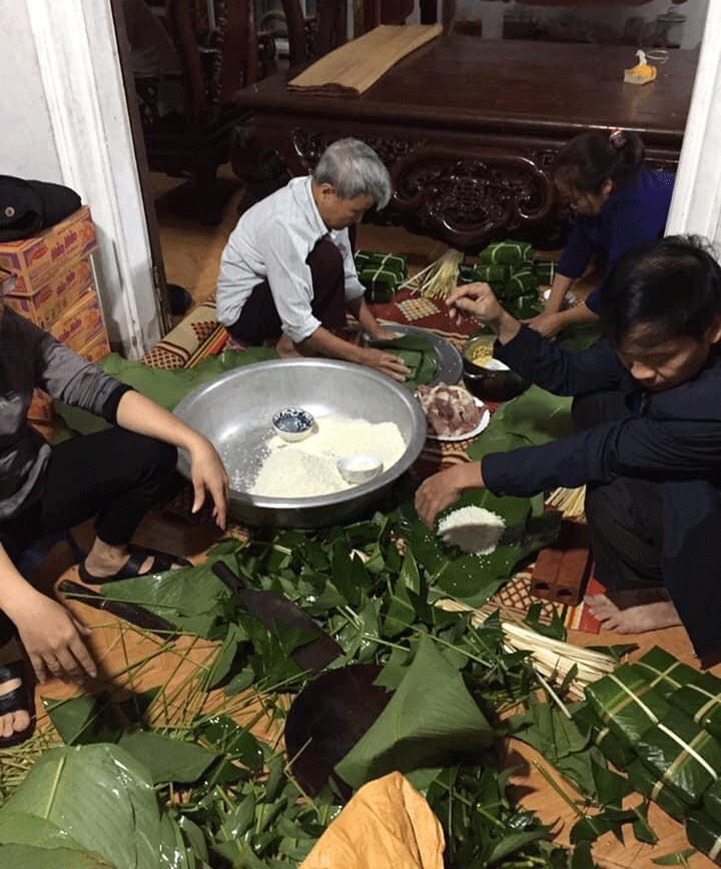 Người dân Hà Nội “trắng đêm” gói hàng nghìn chiếc bánh chưng ủng hộ người dân miền Trung vượt qua bão lũ 3