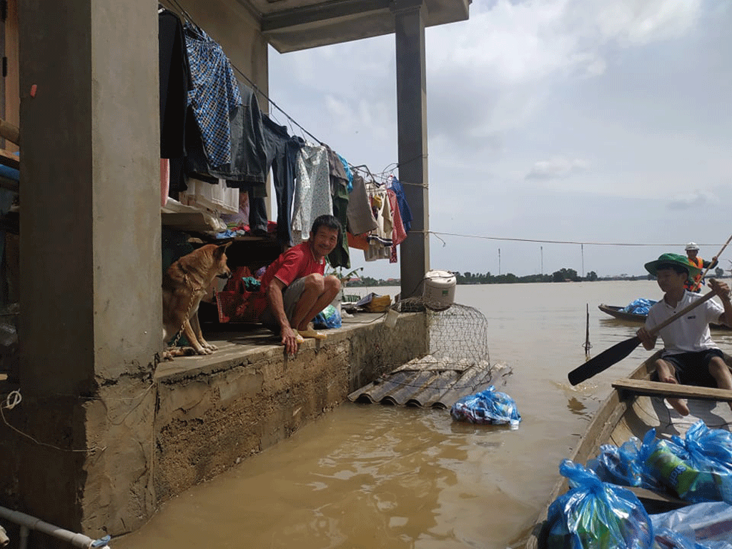 Giữa con bĩ cực vì lũ lụt, người dân ở các làng tương thân tương ái 2