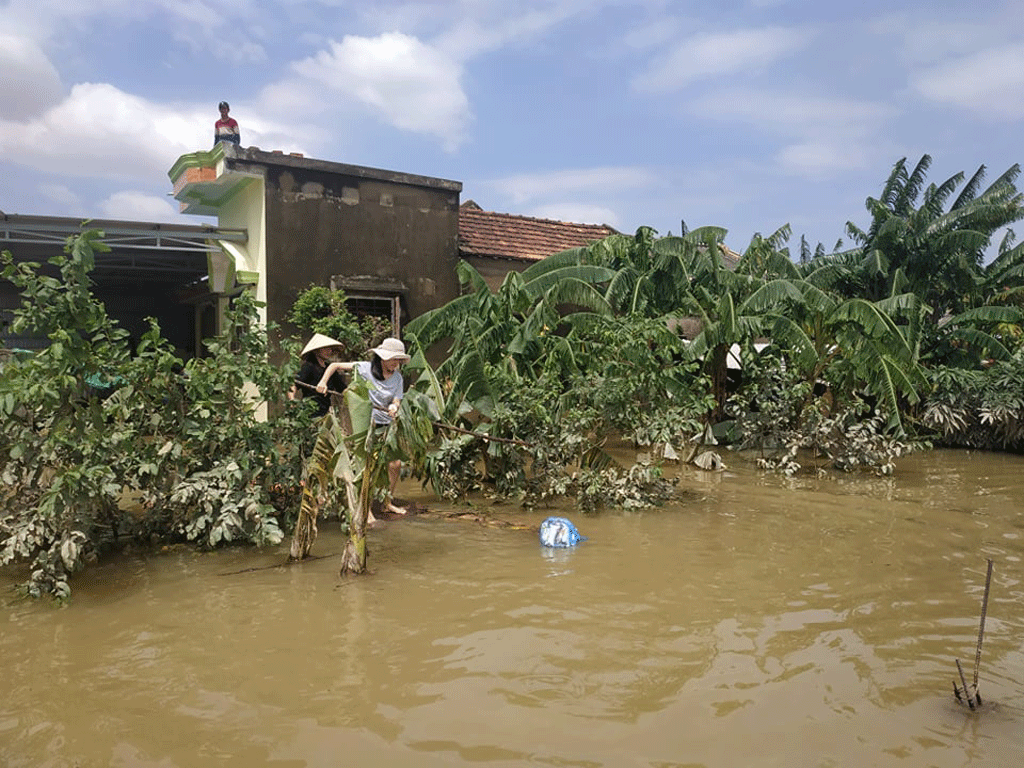 Giữa con bĩ cực vì lũ lụt, người dân ở các làng tương thân tương ái 5