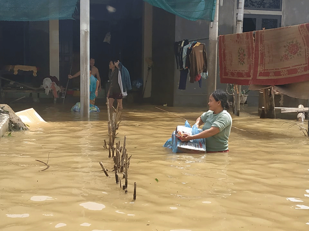 Giữa con bĩ cực vì lũ lụt, người dân ở các làng tương thân tương ái 8