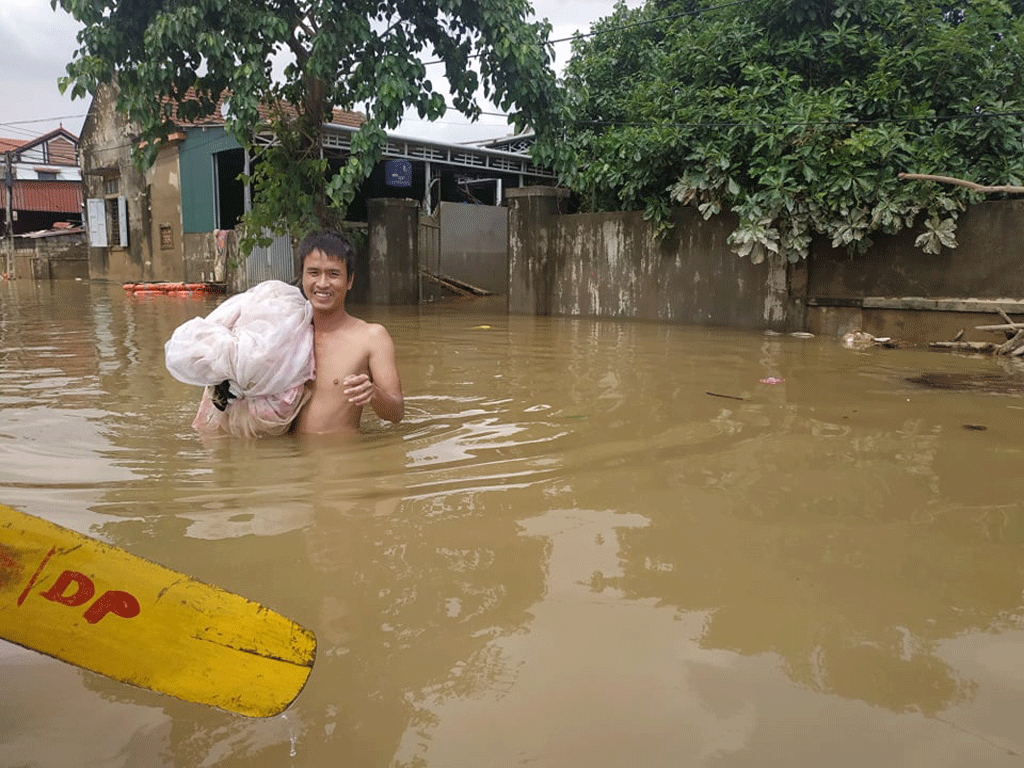 Giữa con bĩ cực vì lũ lụt, người dân ở các làng tương thân tương ái 9