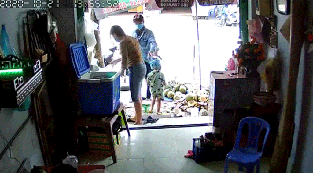 TP.HCM: Bức xúc clip thanh niên xúi bé trai trộm điện thoại tại tiệm bán dừa1